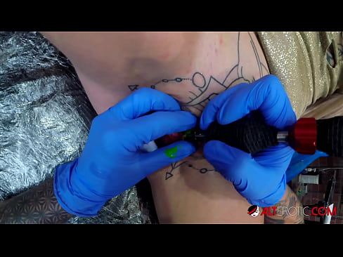 ❤️ Tsis tshua muaj tattooed hottie Sully Savage tau txais tattoo ntawm nws clitoris ❌  porno  ntawm hmn.com-porn-hat.ru%